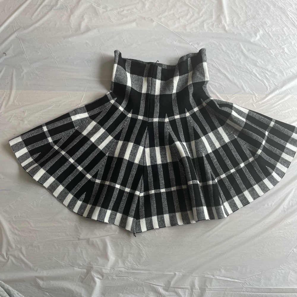 Lack and white skirt